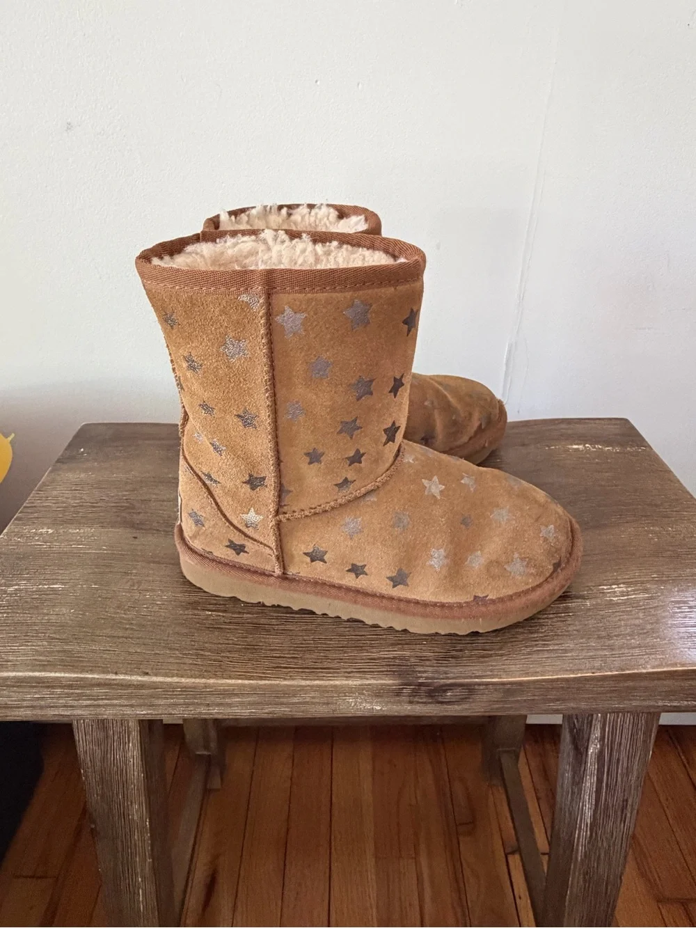 UGG Kids Tan Star-Print Shearling Boots size 1.
